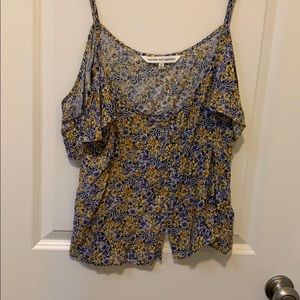 Cupcakes and cashmere brand flowy sleeve blouse